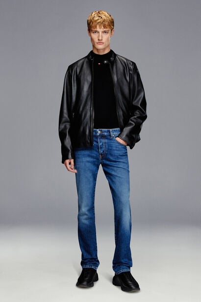 An iconic Slim straight leg fit that sits at the natural waist